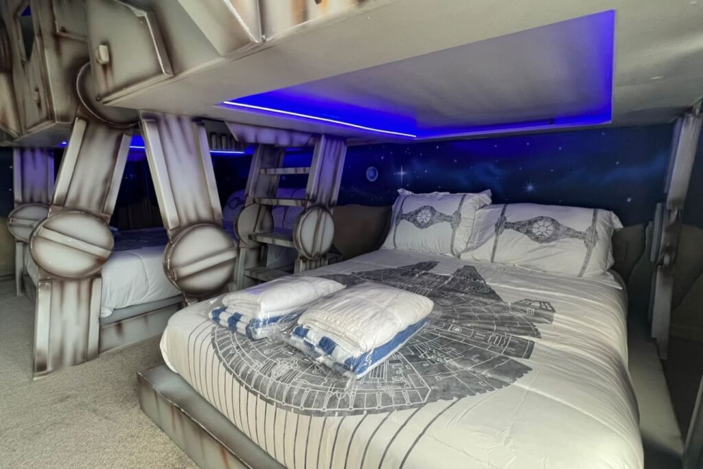 Amazing Friends — Galaxy-inspired bunk room