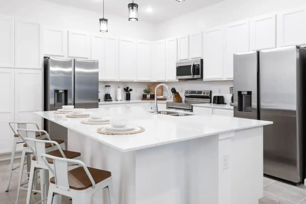 Bella Vida · 12-bedroom home — Kitchen island