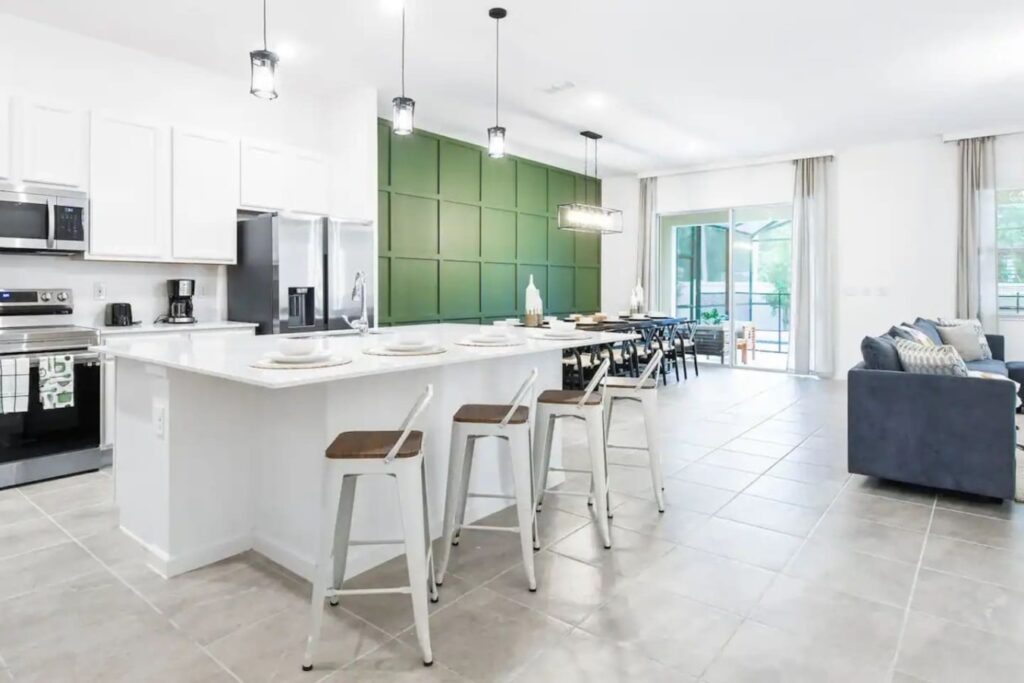 Bella Vida · 12-bedroom home — Open kitchen and dining room