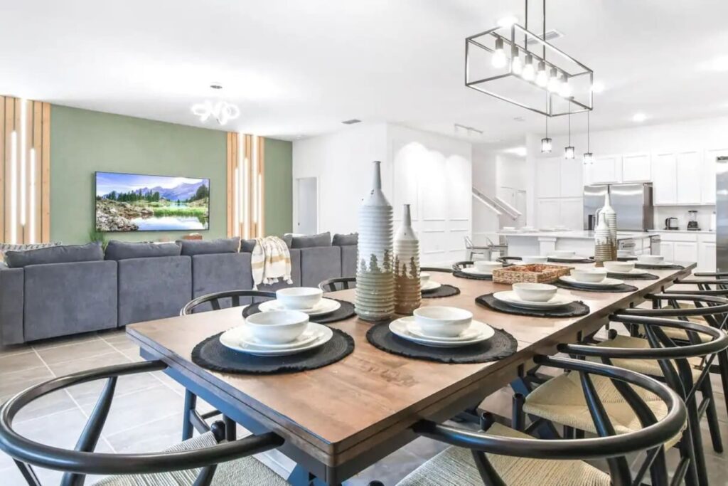 Bella Vida · 12-bedroom home — Dining and living area