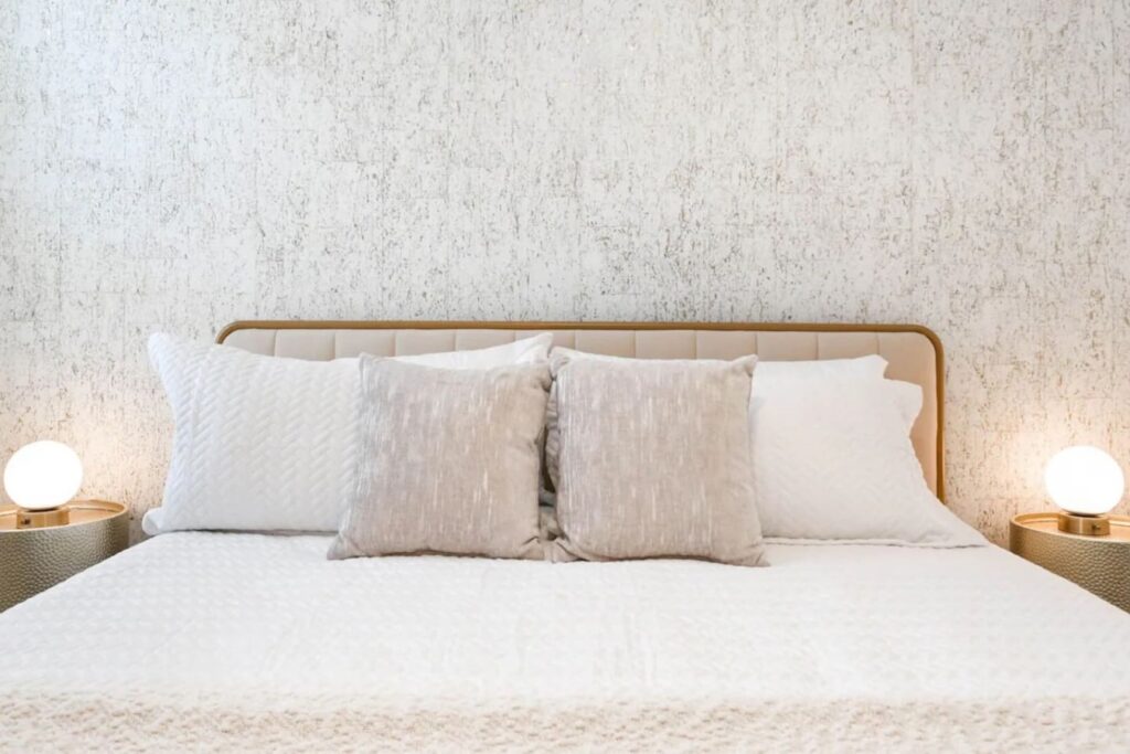 Bella Vida · 12-bedroom home — Neutral double bedroom