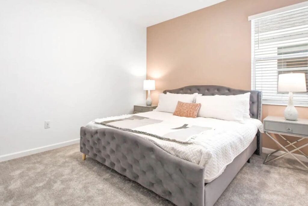 Bella Vida · 12-bedroom home — Neutral double bedroom