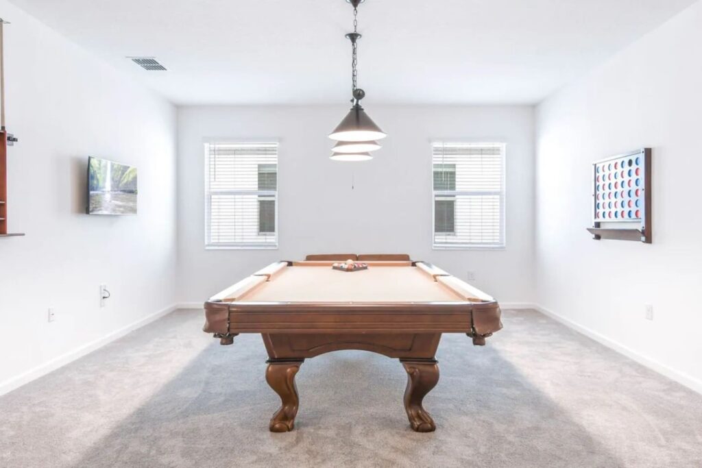 Bella Vida · 12-bedroom home — Pool table and games space