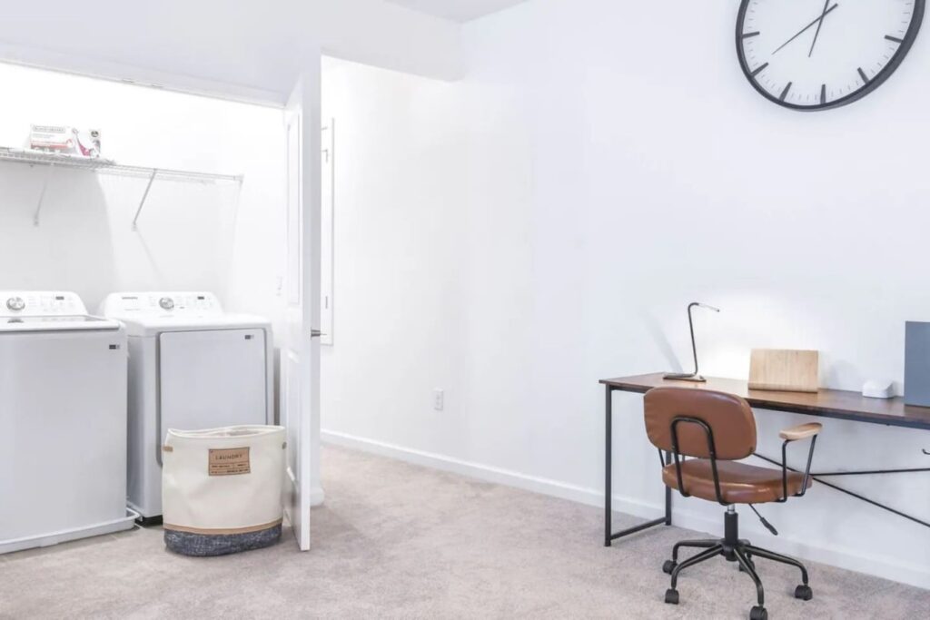Bella Vida · 12-bedroom home — Bedroom desk