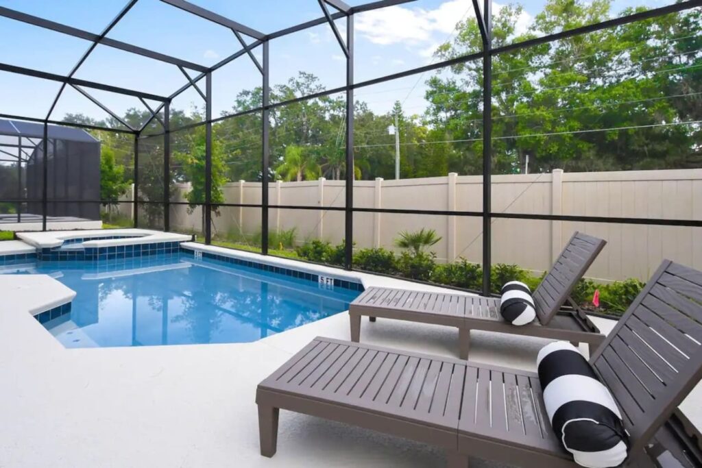 Bella Vida · 12-bedroom home — Pool and sun loungers