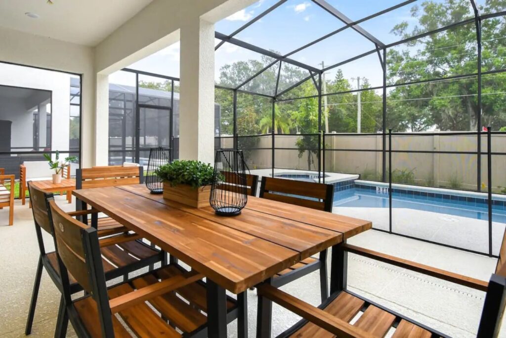 Bella Vida · 12-bedroom home — Outdoor dining beside the pool